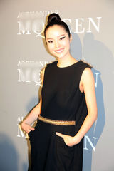 组图：江一燕助阵国际品牌首秀 魅惑眼妆大玩颠覆