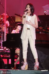 组图：黄韵玲香港开唱大方露背 赞杨千嬅够义气