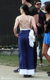 幻灯图集：黛塔-范-提斯锥形胸衣雷人裤管亮相