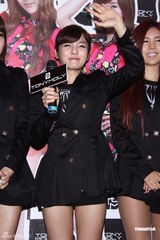 组图：韩女子团体T-ARA首度抵台 粉丝热情引恐慌