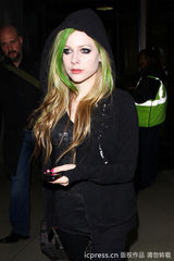 组图：艾薇儿“彩发”粉色变绿色 延续摇滚风格