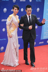 组图：郑嘉颖胡杏儿亮相华鼎红毯上演黑白配