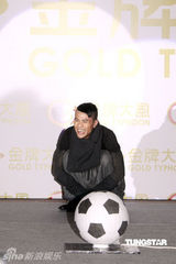 组图：梁汉文续约金牌大风 获赠价值二十万金表