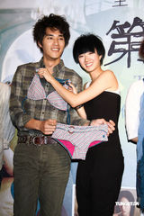 幻灯图：桂纶镁为新片造势 承诺票房创新高穿比基尼