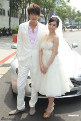 组图：陈怡蓉婚纱妩媚亮相 携手郭品超浪漫走秀