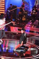 组图：快男7进6看点多 杨幂当V神华晨宇唱摇滚