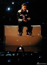 组图：比伯献唱MTV颁奖礼现场 眉头紧锁酷味十足