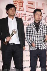 组图：暗黑白领阶级获最佳客语专辑奖 淡定自若