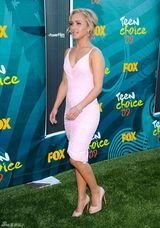 高清组图：海顿-潘妮蒂尔清凉吊带粉裙亮相 