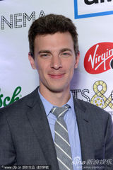 组图：莉莉亮相《作家们》首映 施瓦辛格儿子帅气