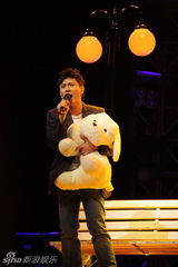 组图：张信哲上海演唱会 出道20年经典情歌一网打尽