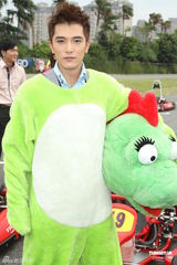 组图：《小资女孩》收视庆功 邱泽穿恐龙装赛车