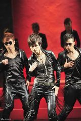 高清组图：李宇春MV穿紧身皮衣 热舞摆动身姿