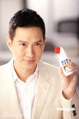 幻灯图：诗雅化身上班族与影帝张家辉合作拍广告