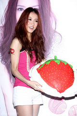 幻灯图：弦子庆生俩半裸男环绕 猛男一字马助兴