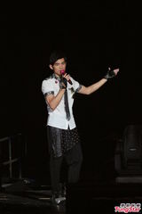 组图：周杰伦开个唱大秀人鱼线 张智霖同台助阵