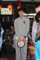 组图：韩承羽古城游历写真 温馨怀旧记录时光