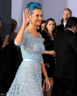 高清组图：格莱美红毯凯蒂-佩里蓝发蓝裙亮相