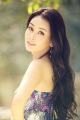 组图：齐千郡拍秋日温暖写真 优雅清新似丛林仙子