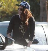 组图：暮光女素颜休闲装出街 拿可乐豪放对瓶吹