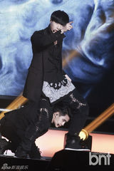 组图：EXO办回归秀咆哮掀高潮 女歌迷激动晕倒