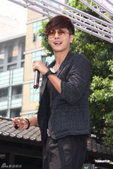 组图：罗志祥举行签唱会 发豪语称破纪录就全裸