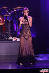 组图：幸田来未开唱变身蓝色妖姬 撅臀秀S曲线