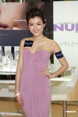 组图：陈茵媺周家蔚出席活动各自晒幸福