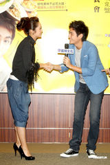 组图：杨丞琳为黄靖伦站台 与小猪绯闻大抢风头