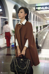 组图：张静初变身魔法师  复古斗篷秀秋日小清新