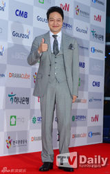 组图：宋慧乔李钟硕李准基等亮相电视颁奖礼