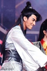 组图：张晓晨李晟穿越秋晚 演绎武侠版“晨晟恋”