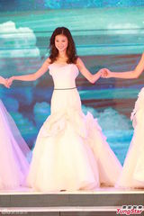 组图：港姐总决赛低胸白裙开场 舞台梦幻唯美