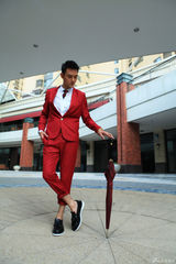 组图：王凯曝红色主题街拍 时尚风致敬卓别林