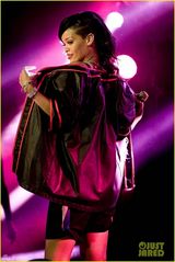 组图：蕾哈娜巡演激情献唱 大秀好身材