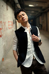 组图：唐以诺休闲写真显随性魅力