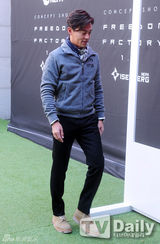 组图：全智贤亮相活动 紧身裤秀修长完美腿型