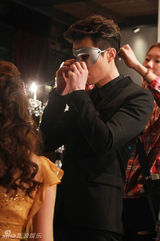 组图：韩星李栋旭广告片场照贵公子范儿十足