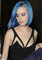 高清图：凯蒂-佩里现身伦敦 蓝发抢眼礼服别致