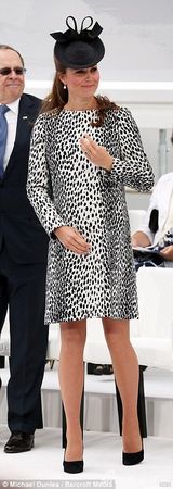 组图：凯特王妃下月将临盆 踩高跟鞋轻盈上楼梯