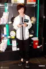 组图：容祖儿亮相双眼满布血丝 坦言压力大导致失眠