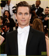 组图：谢耳朵牵手男友秀恩爱 卷福礼服秀贵气