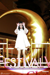 高清图：周迅化身月亮女神 求教诺贝尔奖得主高锟