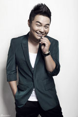 组图：张羽阳光型男写真 气质俊朗酷劲十足