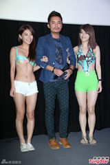 组图：范逸臣发新专辑 被泳装美女“左右夹击”