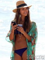 组图：阿尔芭紫色比基尼娇艳性感 胴体健美