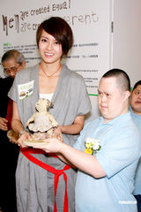 幻灯图：梁咏琪曾为初恋男友织围巾 否认恋上老外 