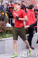 组图：宋智孝等参加长跑活动 俊美夫妇携手亮相