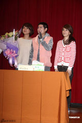 组图：Selina灼伤后首度亮相 短发造型当场落泪