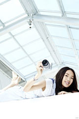 组图：童瑶阳光房温暖写真  相机女孩笑容迷人